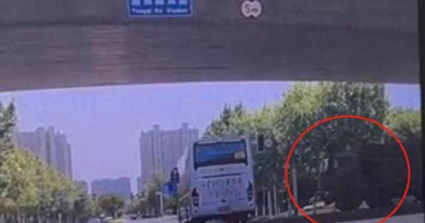 大陸江蘇省南通市1輛載滿小學生的巴士日前和高速行駛的砂石車相撞。（圖／翻攝自微博）