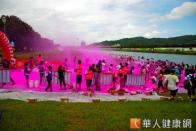 台灣最大型彩色路跑今日登場，共有1萬5千多人參加，讓河濱公園變成五顏六色。（攝影／楊伯康）