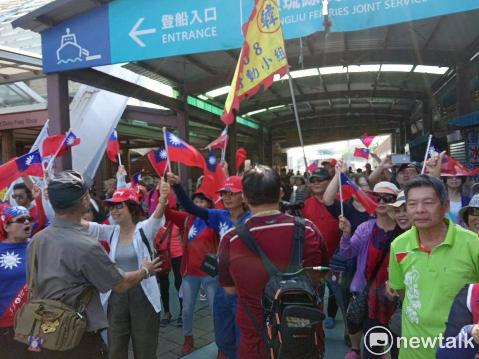 韓國瑜搭乘交通船返回東港，大批韓粉在小琉球碼頭送行。   圖：孫家銘/攝