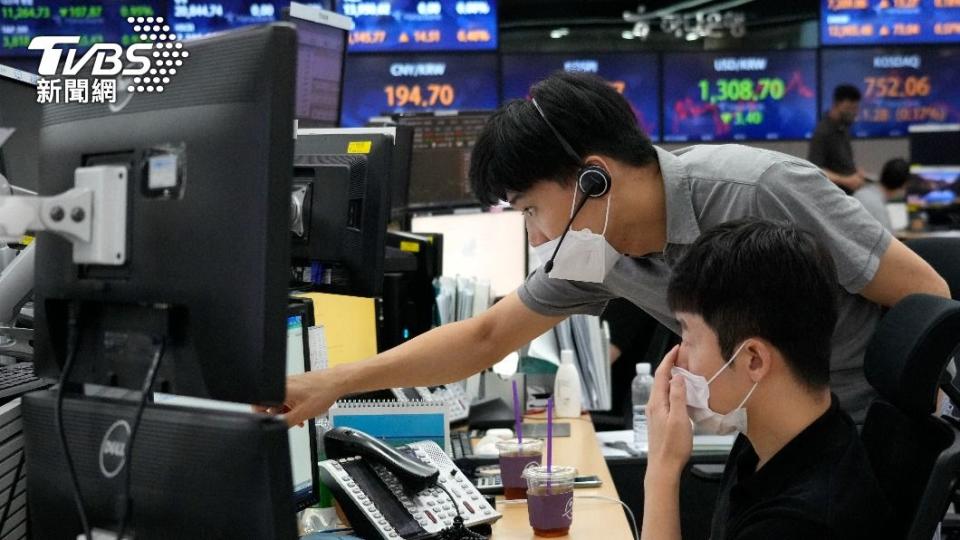 南韓貨幣交易員緊盯市場趨勢。（圖／達志影像美聯社）