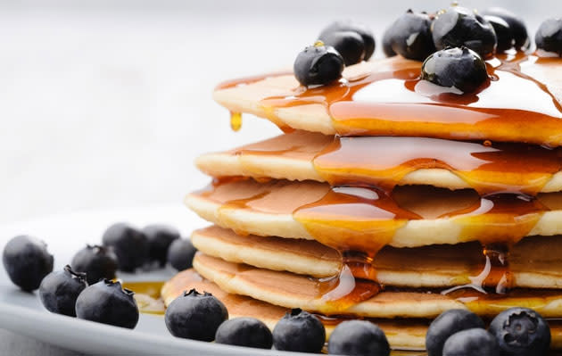 Zu einem entspannten Sonntagmorgen gehören auf jeden Fall Pancakes mit Blaubeeren und Ahornsirup (Bild: thinkstock)