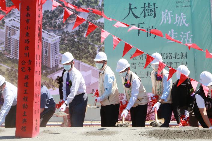 市府提出市長黃偉哲三年成果報告，為落實居住正義，規劃中、興建中的公宅已達四千二百二十九戶。（市府提供）