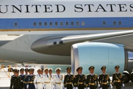 Honour guards march after welcoming U.S. President Barack Obama (unseen) at Hangzhou Xiaoshan international airport before the G20 Summit in Hangzhou, Zhejiang province, China September 3, 2016. REUTERS/Damir Sagolj