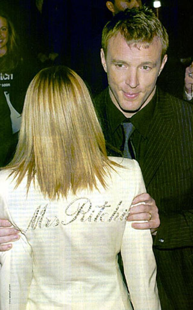 En la premiere de su última película, Snatch, Guy le muestra al mundo la inscripción en la espalda de su mujer, Madonna: Señora Ritchie le suena muy bien 