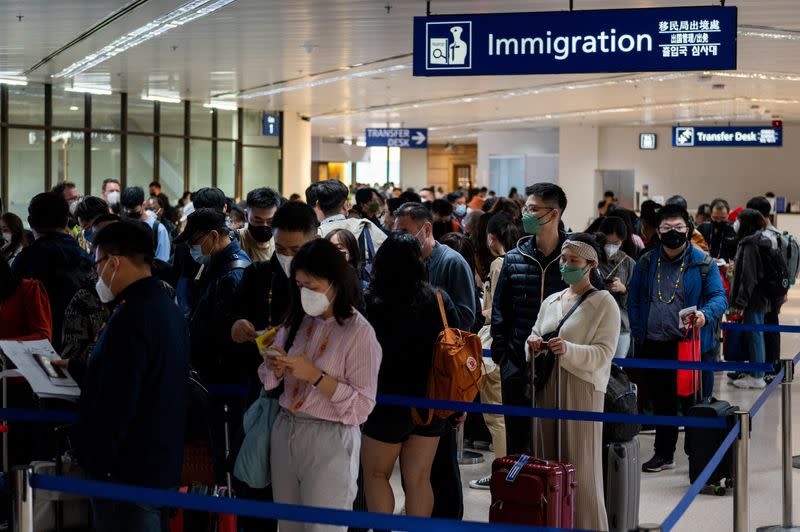 Travelers from China arrive in Philippines