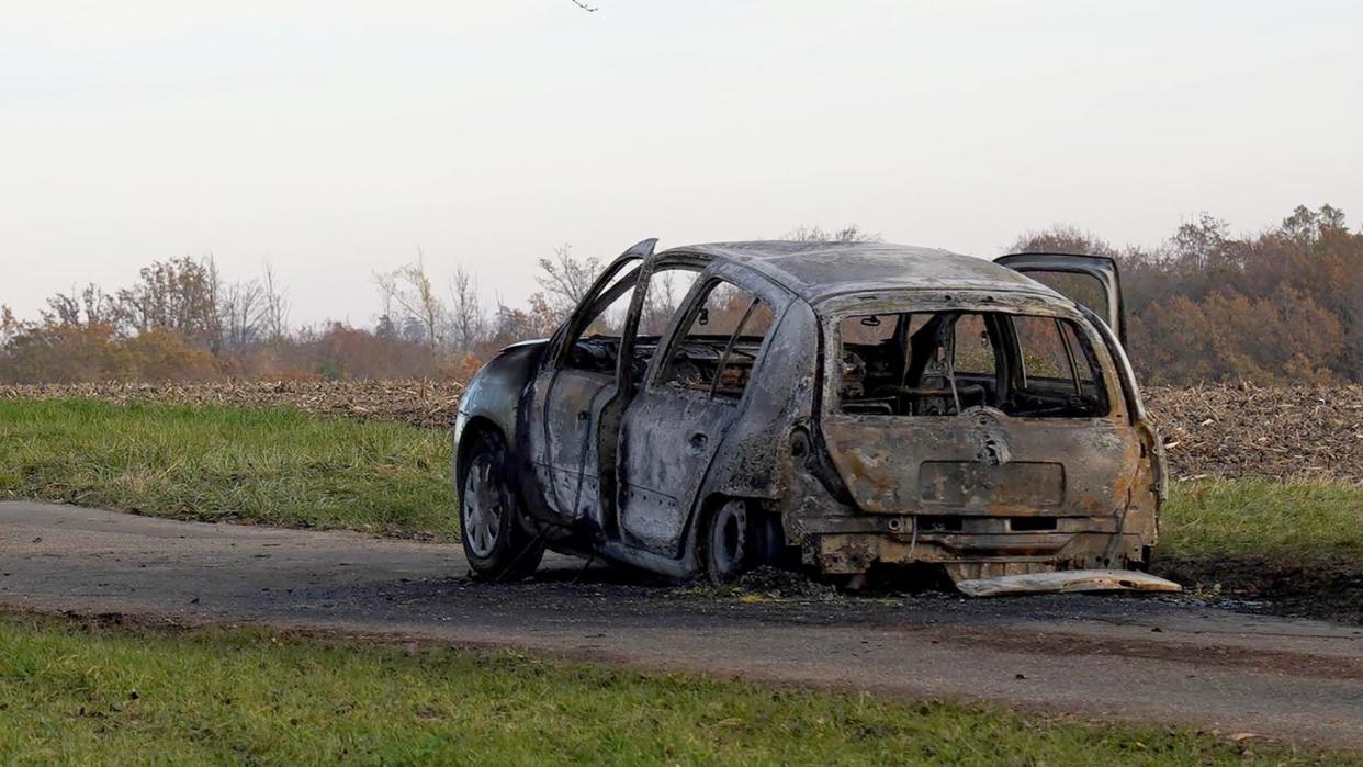 Ein 47 Jahre alter Mann soll ein Auto angezündet haben, in dem seine getrennt von ihm lebende Ehefrau saß.