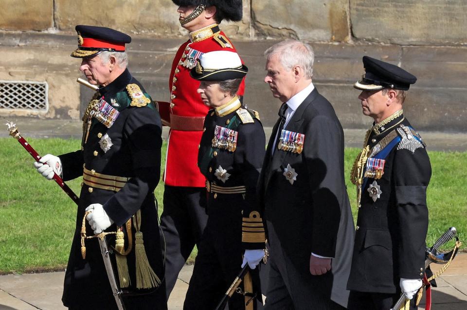 Britain's King Charles III flanked by Britain's Princess Anne, Princess Royal, Britain's Prince Andrew, Duke of York and Britain's Prince Edward, Earl of Wessex, walk behind the procession of Queen Elizabeth II's coffin, from the Palace of Holyroodhouse to St Giles Cathedral, on the Royal Mile on September 12, 2022, where Queen Elizabeth II will lie at rest. - Mourners will on Monday get the first opportunity to pay respects before the coffin of Queen Elizabeth II, as it lies in an Edinburgh cathedral where King Charles III will preside over a vigil.