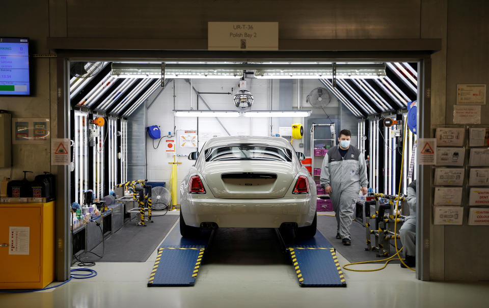 Un técnico pasa por un coche Rolls-Royce tras una inspección de su pintura en la línea de producción de la fábrica Rolls-Royce Goodwood, cerca de Chichester, Gran Bretaña, el 1 de septiembre de 2020. REUTERS/Peter Nicholls