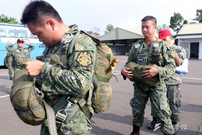 20180522-陸軍22日上午於屏東傘兵潮州空降場，進行跳傘實地演練。（蘇仲泓攝）