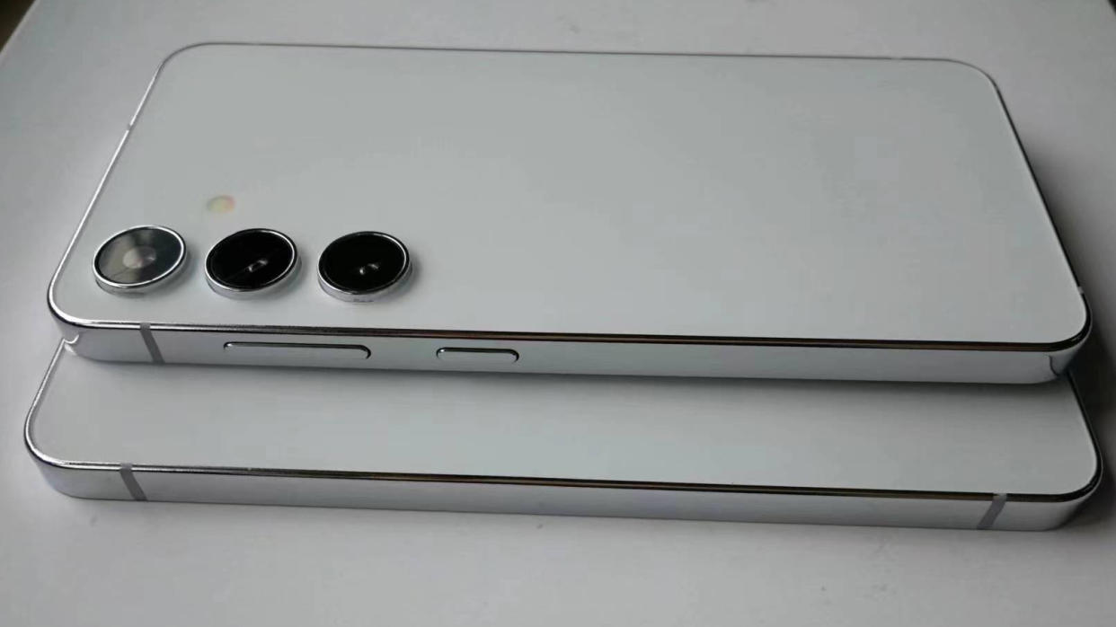  Alleged dummy models of the Galaxy S24 and Galaxy S24 Plus. 