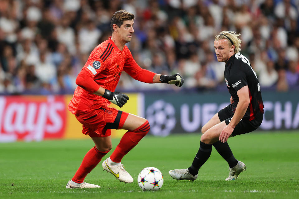 Thibaut Courtois juega el balón con los pies durante el partido ante el RB Leipzig. (Foto: Gonzalo Arroyo Moreno / Getty Images).