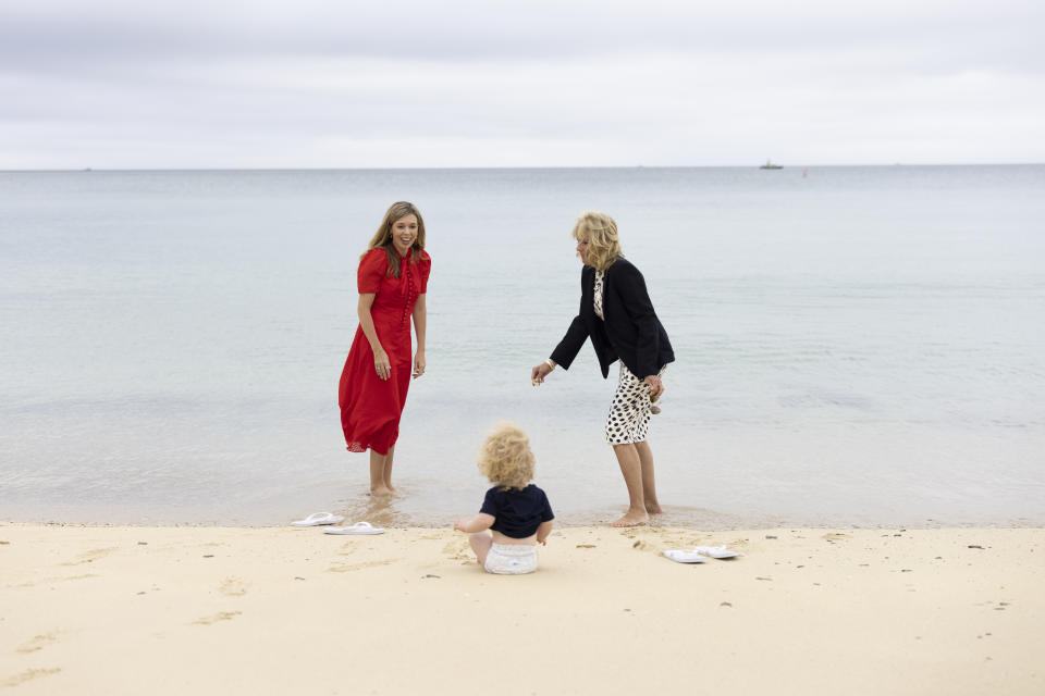 CARBIS BAY, UNITED KINGDOM - JUNE 10: Carrie Johnson, wife of the Prime Minister and First Lady of the United States Dr Jill Biden reacts as Wilfred Johnson sits on the beach during the G7 leaders Summit in Carbis Bay Cornwall on June 10, 2021. (Photo by Simon Dawson/Downing Street/Pool/Anadolu Agency via Getty Images)