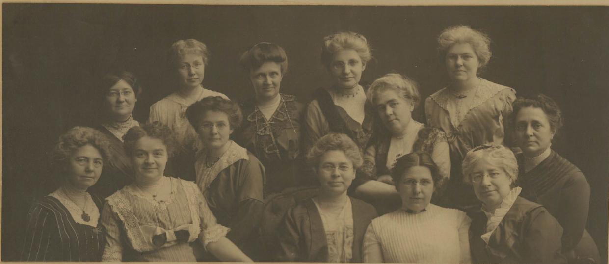 Founding members of the Des Moines Women's Club.