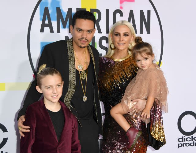 Evan Ross (2L), Ashlee Simpson and the kids arrive at the 2017 American Music Awards, on November 19, 2017, in Los Angeles, California. / AFP PHOTO / MARK RALSTON (Photo credit should read MARK RALSTON/AFP via Getty Images)