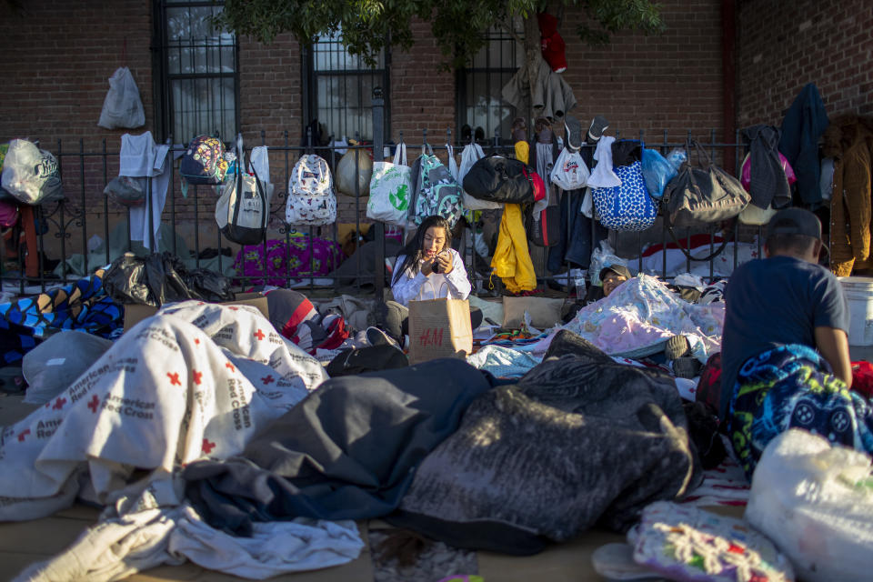 En esta fotografía del viernes 5 de mayo de 2023 se ve a la migrante venezolana Génesis Rodríguez maquillándose después de despertar en un campamento instalado frente a la iglesia del Sagrado Corazón, en el centro de El Paso, Texas. En un momento en que reina la confusión en esta ciudad fronteriza, uno de los puntos de cruce ilegal más concurridos para los migrantes que huyen de la pobreza y los conflictos, varios líderes religiosos se esfuerzan por brindar refugio, asesoramiento legal y oraciones. (AP Foto AP/Andrés Leighton)