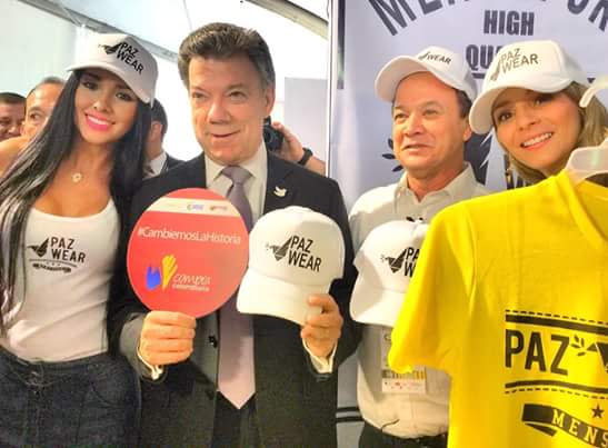 Juan Manuel Santos (izq.) posa junto a Jader Zuleta (d) y dos mujeres. (cortesía Paz Wear)