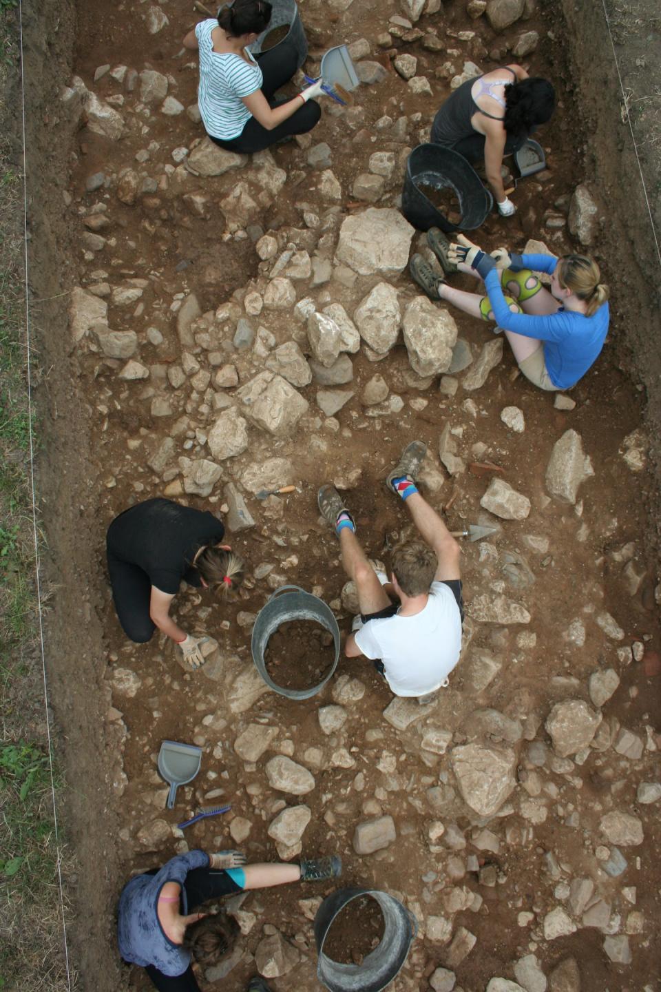 El momento en que descubrimos la destrucción provocada por el torrente de agua, en el yacimiento medieval de San Romano, con todo el material constructivo y geológico entremezclado. Author provided