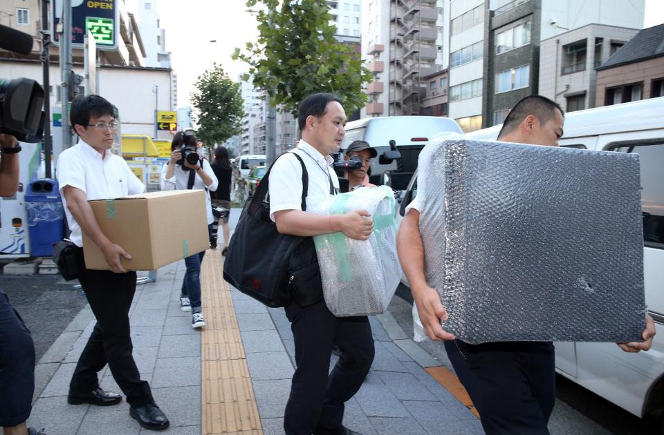 Police officers carry pieces of evidence out of house of Mark Karpeles, the head of defunct Bitcoin exchange MtGox, in Tokyo on August 3, 2015. (Photo: JIJI PRESS/AFP/Getty Images)
