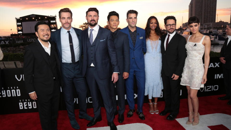 Regisseur Justin Lin (v.l.n.r.) mit Chris Pine, Karl Urban, John Cho, Zachary Qunito, Zoe Saldana, Produzent J.J. Abrams und Sofia Boutella bei der Weltpremiere von "Star Trek: Beyond" in San Diego