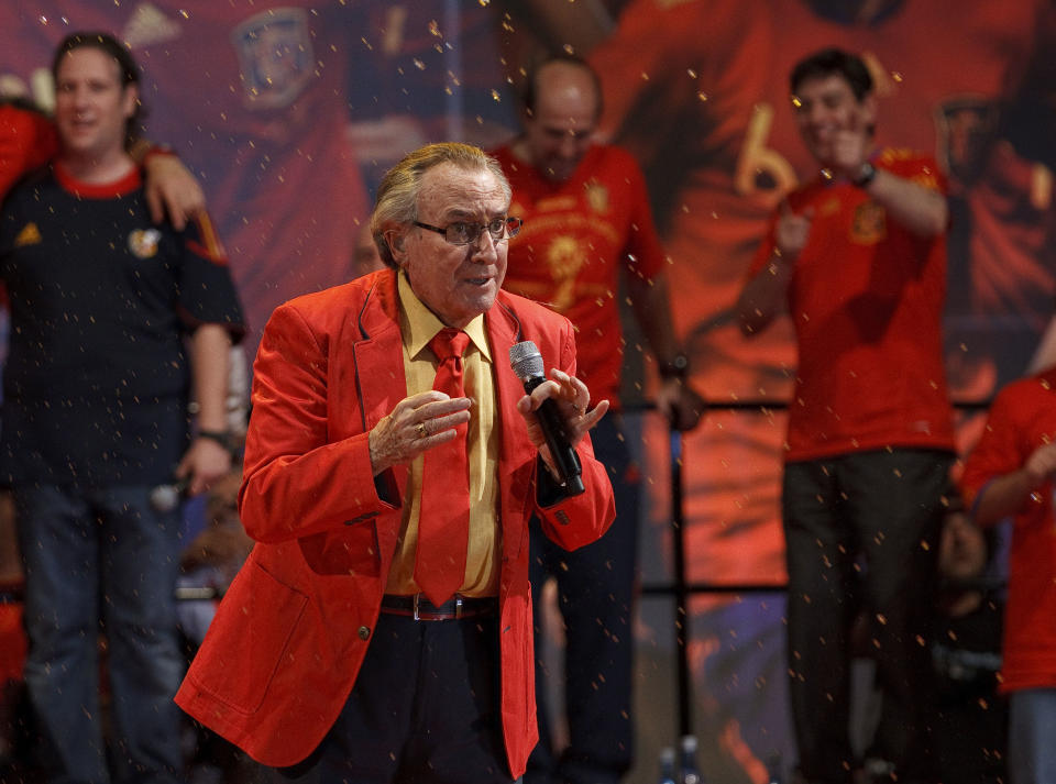 MADRID, ESPAÑA - 12 DE JULIO: MADRID, ESPAÑA : El cantante español Manolo Escobar durante la celebración de la victoria de la Selección Española de Fútbol del mundial de Sudáfrica el 12 de julio de 2010 en Madrid, España. (Foto de Ángel Martínez/Getty Images)