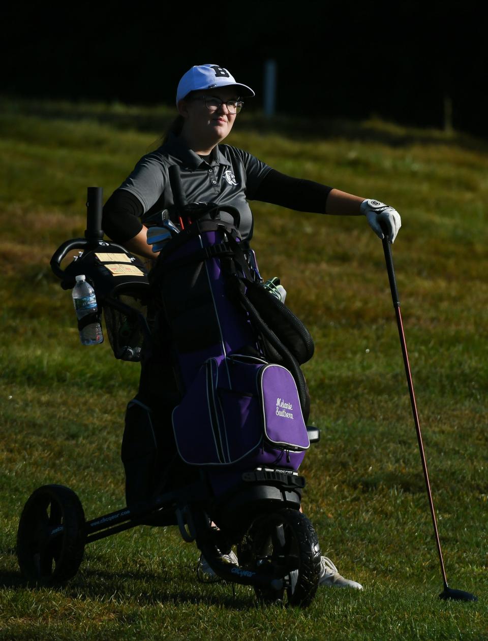 Melanie Southern de Bloomington South espera para realizar un golpe de salida durante la sección de golf femenina de IHSAA en el campo de golf Cascades el lunes 18 de septiembre de 2023.