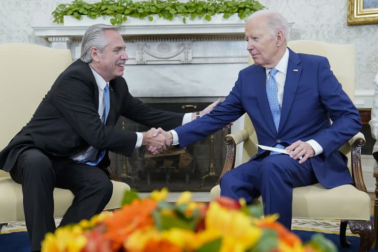 El presidente Joe Biden se reúne con el presiente argentino Alberto Fernández en la Oficina Oval de la Casa Blanca en Washington, el miércoles 29 de marzo de 2023