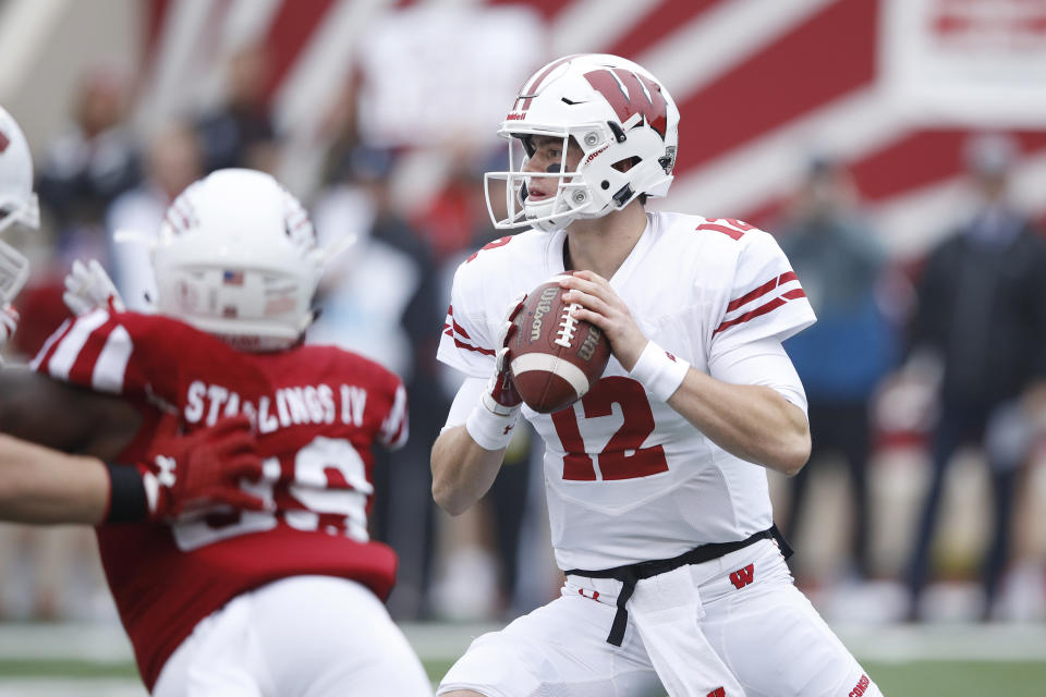 BLOOMINGTON, IN – NOVEMBER 04: Alex Hornibrook #12 of the Wisconsin Badgers looks to pass in the second quarter of a game against the Indiana Hoosiers at Memorial Stadium on November 4, 2017 in Bloomington, Indiana. (Photo by Joe Robbins/Getty Images)