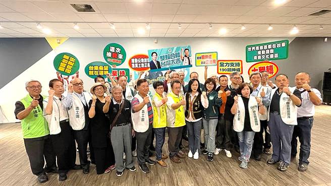 台灣綠色立委聯盟18名卸任立委23日赴台東，為黨內提名2023台東區域立委參選人賴坤成站台助選。（蕭嘉蕙攝）