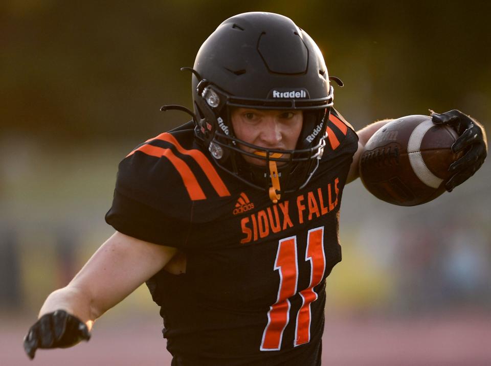 WashingtonÕs Tryg Auten runs the ball in a football game against Jefferson on Friday, September 2, 2022, at Howard Wood Field in Sioux Falls.