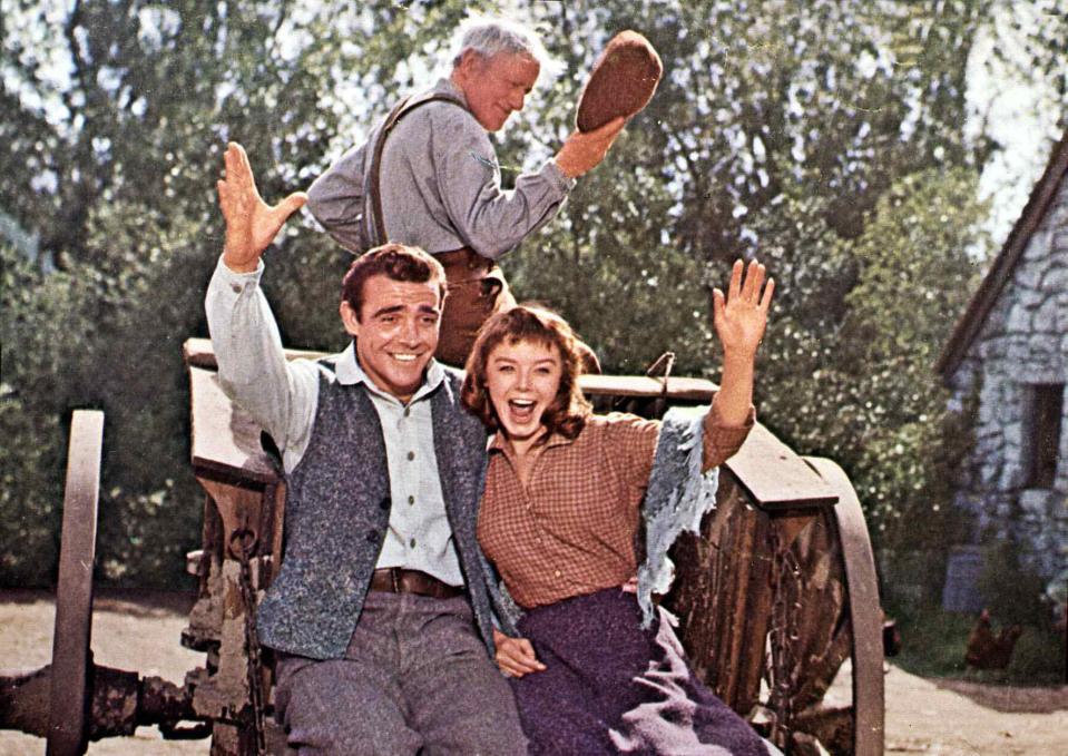 Kino. Das Geheimnis Der Verwunschenen Hoehle, Darby O'gill And The Little People, Das Geheimnis Der Verwunschenen Hoehle, Darby O'gill And The Little People, Sean Connery, Albert Sharpe, Janet Munro Dank einer Wette mit dem Koenig wird Darby O'Gill (Albert Sharpe,m) der Wunsch nach einem gluecklichen Leben fuer seine Tochter Katie (Janet Munro) und deren Liebsten Michael (Sean Connery,l) erfuellt., 1959. (Photo by FilmPublicityArchive/United Archives via Getty Images)