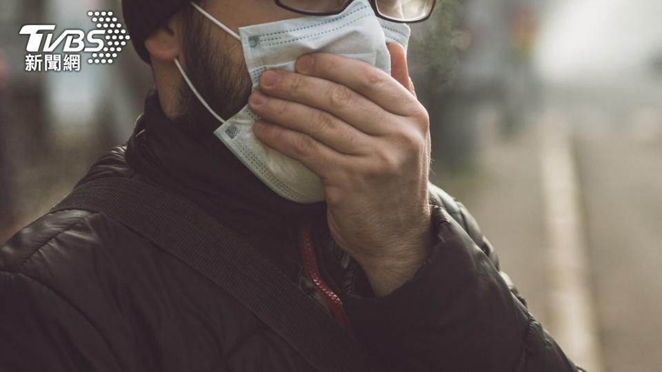 男大生天天戴一樣的口罩導致細菌感染。（示意圖，非當事人／shutterstock達志影像）