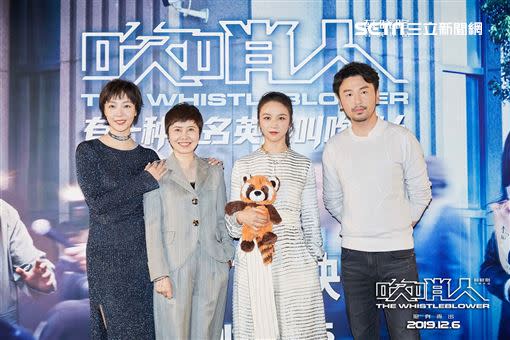 《吹哨人》北京首映，主角湯唯（圖上右2，下圖）與所有演員齊聚一堂。（圖／華映提供）