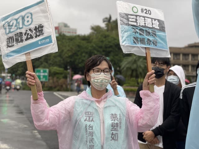 民進黨政府掌握政黨與政府資源，碾壓在野黨與民團的宣傳力度，讓辛苦走街頭的小黨感嘆，「有錢真好。」（民眾黨）