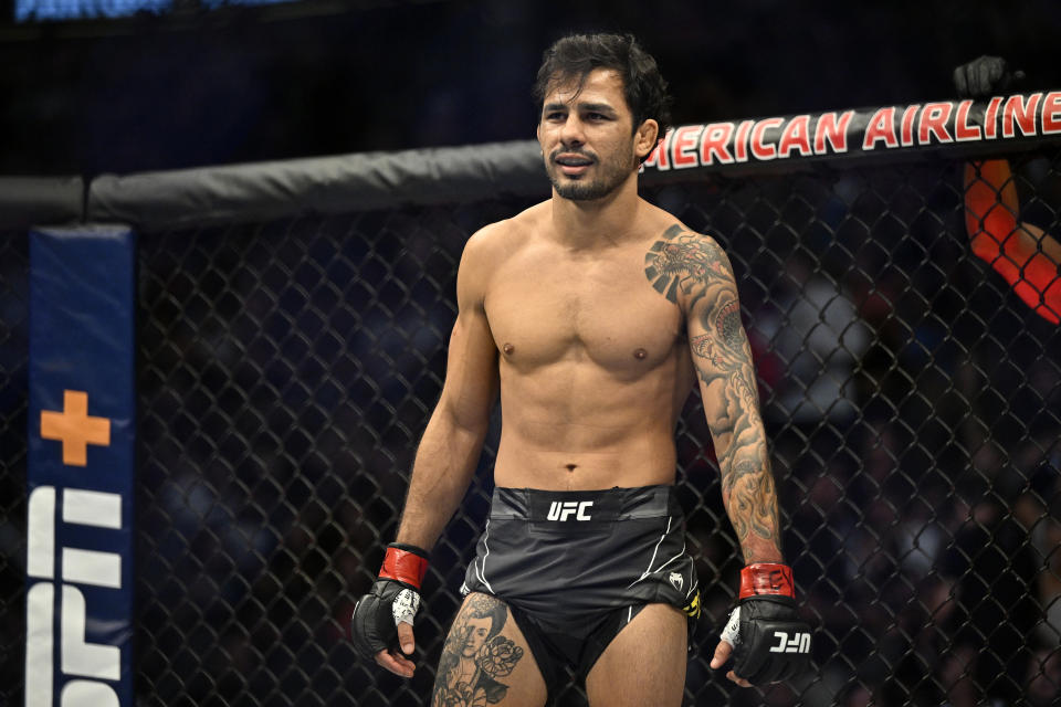 30 de julio de 2022;  Dallas, Texas, EE. UU.;  Alexandre Pantoja (guantes rojos) antes de una pelea Alex Pérez (no aparece en la foto) en una pelea de peso mosca durante UFC 277 en el American Airlines Center.  Crédito obligatorio: Jerome Miron-USA TODAY Sports