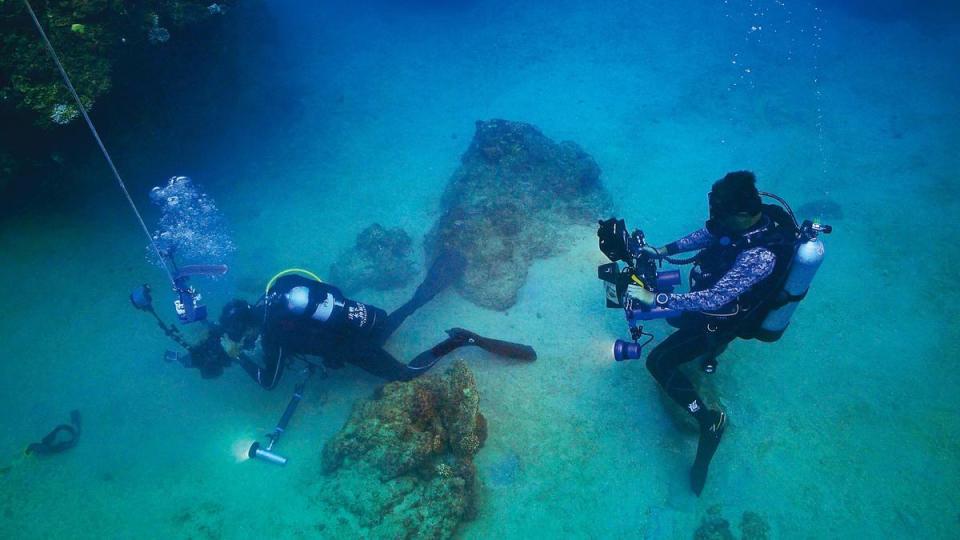 李景白（右）身兼水下攝影師，每集皆要下水執行高難度拍攝工作。（《決戰水下伸展台》提供）