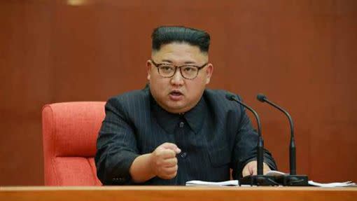 北韓領導人金正恩，今日傳出接受心導管手術後，恢復狀況不佳，面臨命危。（圖／翻攝自勞動新聞網）