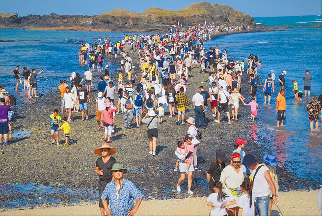 澎湖湖西鄉知名的「摩西分海」風景區旁邊，有一座傳統小漁村南寮，吸引眾多遊客造訪。（張茂雄攝）