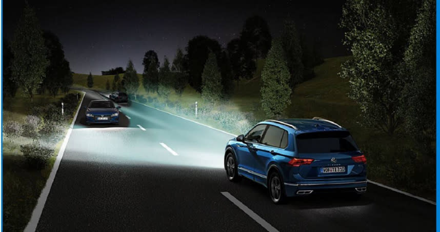 智慧車燈透過內嵌的感知器還有攝影機，根據路況自動調整燈光照射角度，避免造成來車眩光。（圖／翻攝自VW官網）
