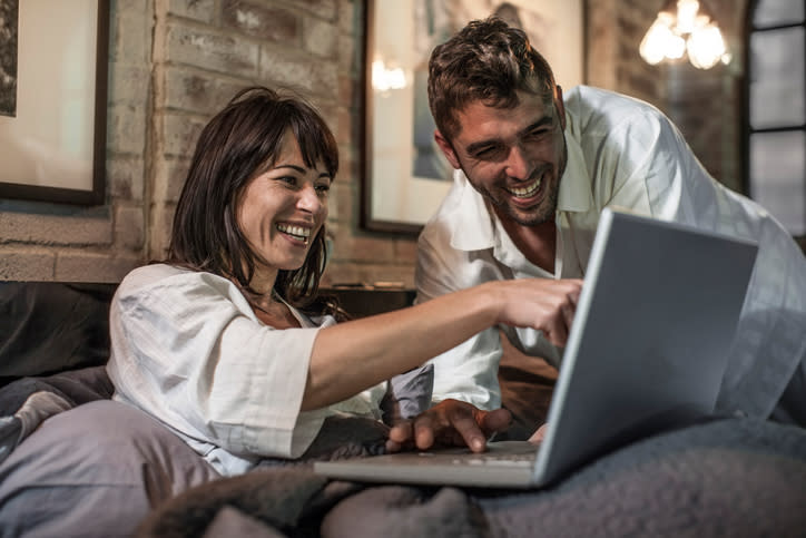 La buena comunicación antes de dormir lograría mayor distensión y felicidad en la pareja. – Foto: Westend61/Getty Images