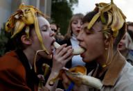 Varias personas comen plátanos frente al Museo Nacional de Varsovia (Polonia) el 29 de abril en señal de protesta después de que el centro retirara una obra que fue calificada de obscena. (Foto: Kacper Pempel / Reuters).