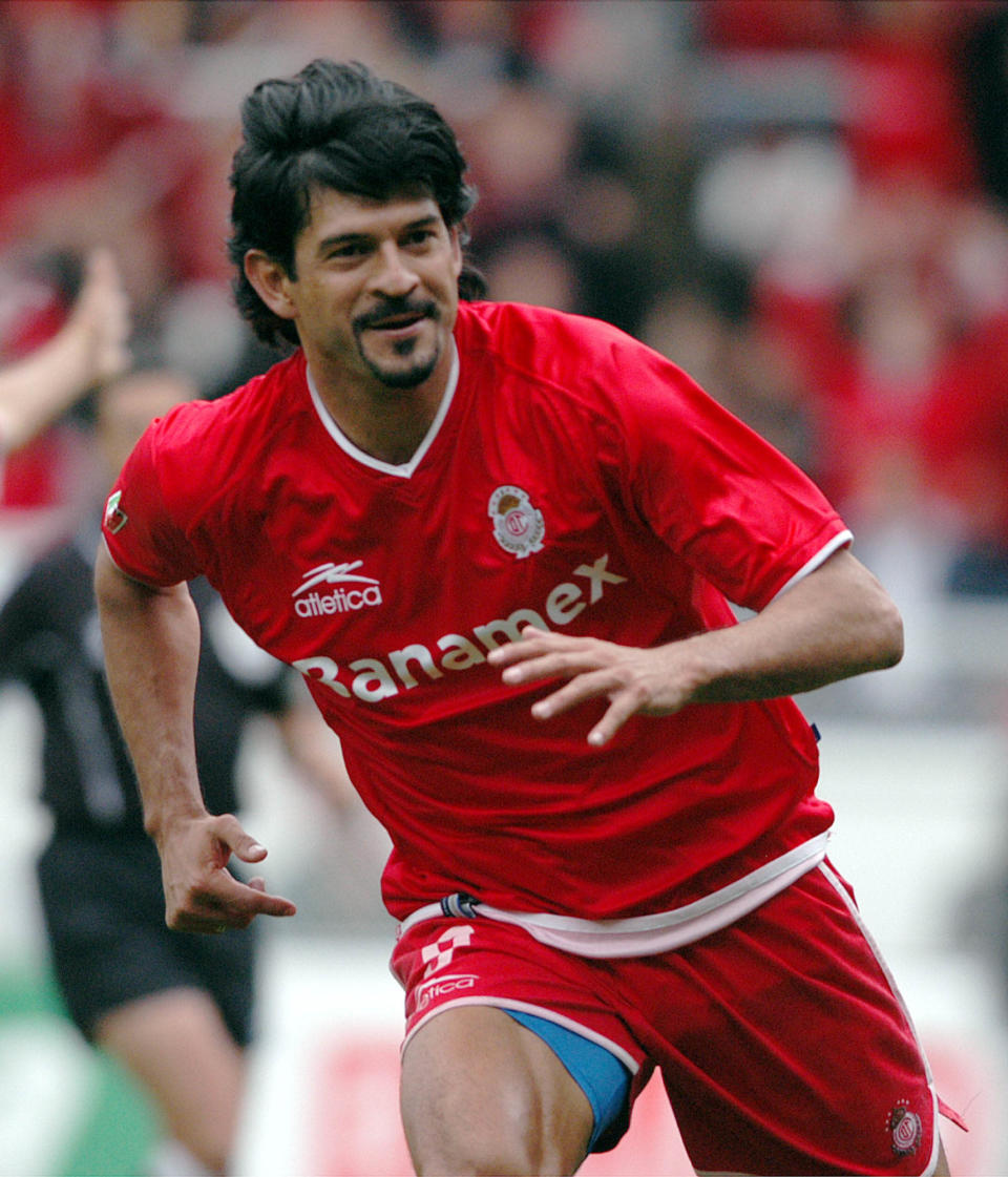 2005 - El máximo goleador de Toluca, se despide del conjunto choricero luego de diez años de haber impregnado su magia en el conjunto y en el balompié mexicano.