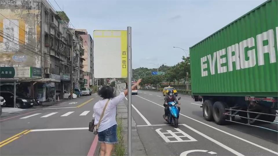 公車站牌設細長分隔島上　等車還訓練平衡感