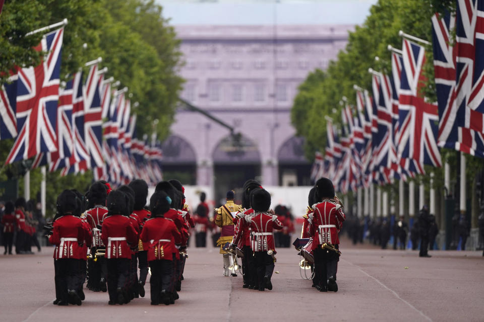 Soldados de la Guardia Irlandesa marchan a lo largo de la avenida The Mall durante la ceremonia Trooping the Color, en Londres, el sábado 15 de junio de 2024. (AP Foto/Alberto Pezzali)