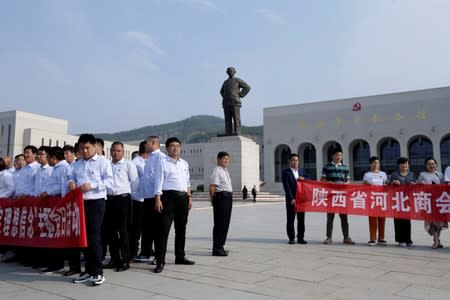 The Wider Image: Busts of leaders a hit in China's porcelain capital