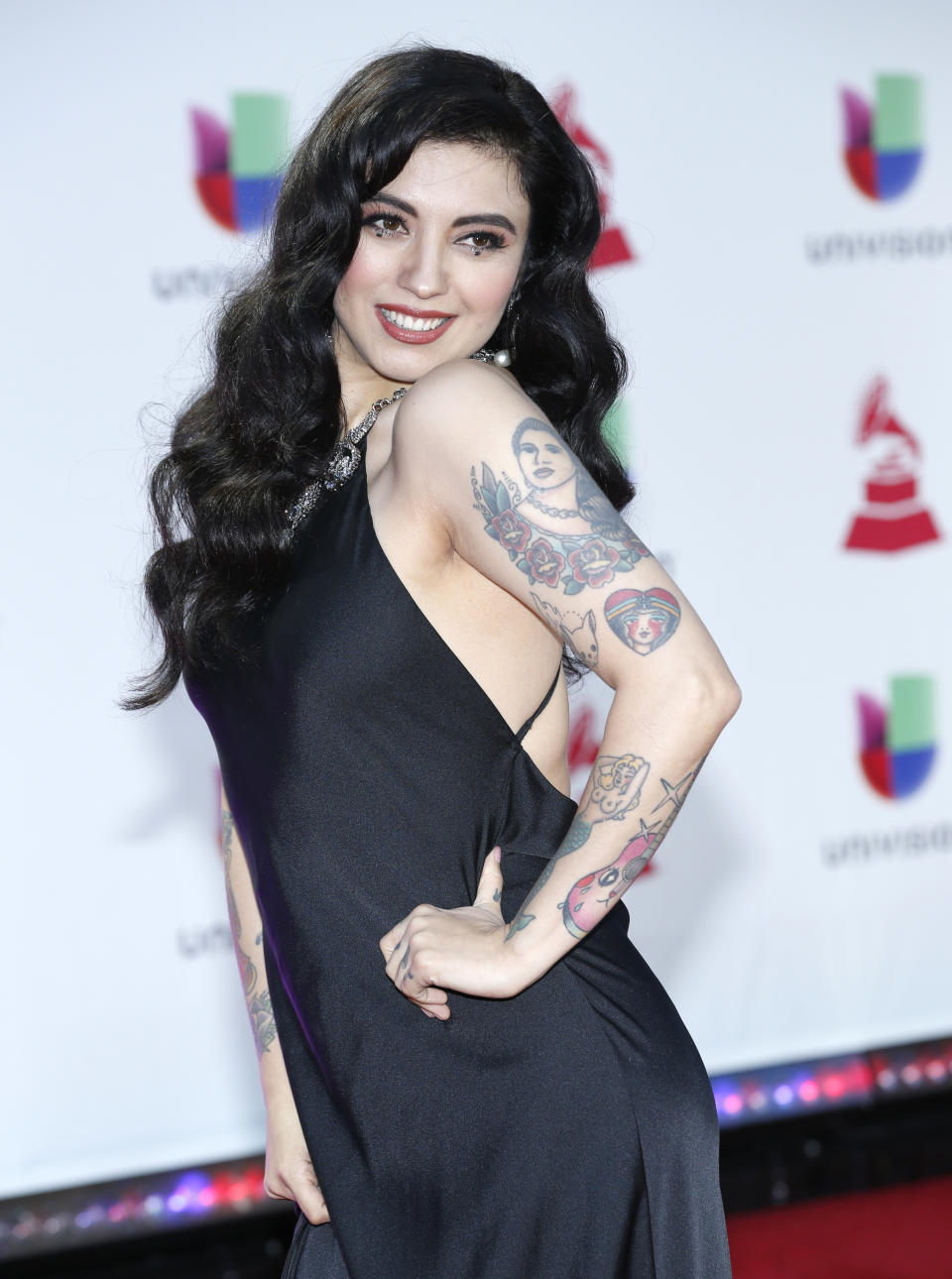 Mon Laferte llega a los Latin Grammy el jueves 15 de noviembre de 2018 en el MGM Grand Garden Arena en Las Vegas. (Foto Eric Jamison/Invision/AP)