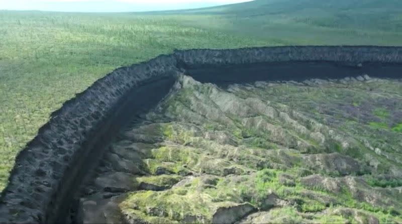 ▲位於西伯利亞切斯基的「巴塔蓋卡坑（Batagaika crater）」塌陷的規模越來越大，是全球暖化的明顯警訊。（圖／翻攝自路透社影片截圖）