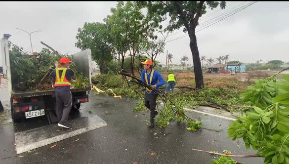 環保局人員冒雨清理東方路路面。（圖/新聞局提供）