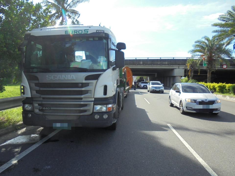 <strong>台南一部載運電纜鋼捲的拖板車，於21日上午7時許往高速公路南下匝道方向行駛。（圖／民眾提供）</strong>