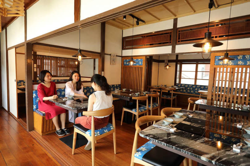 「景町文煮」以木質空間搭配客家花布元素，十分雅緻。（圖／于魯光攝）