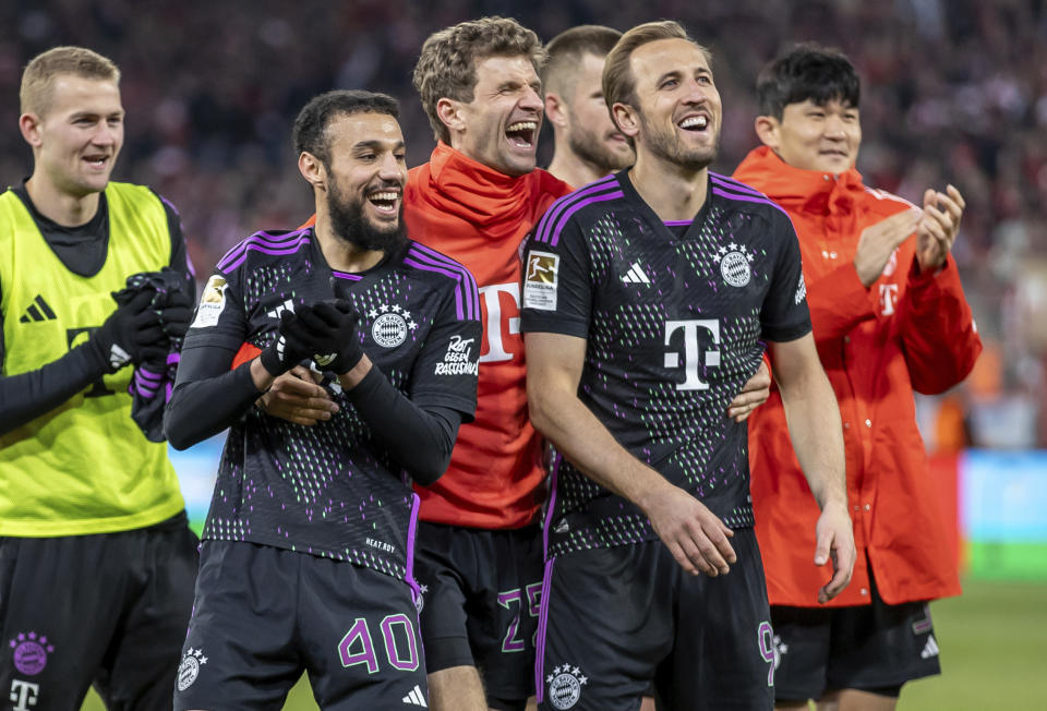 Noussair Mazraoui, Thomas Müller y Harry Kane del Bayern Munich celebran frente a su afición tras la victoria ante el Unión de Berlín en la Bundesliga el 20 de abril del 2024. (Andreas Gora/dpa via AP)